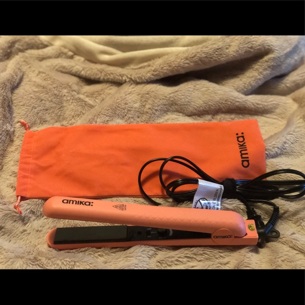 NWT Amika: Ceramic Flat Iron